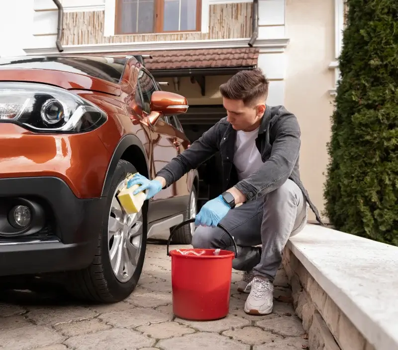 Lavage auto à domicile Yvetot-Bocage : professionnel intervenant sur un véhicule